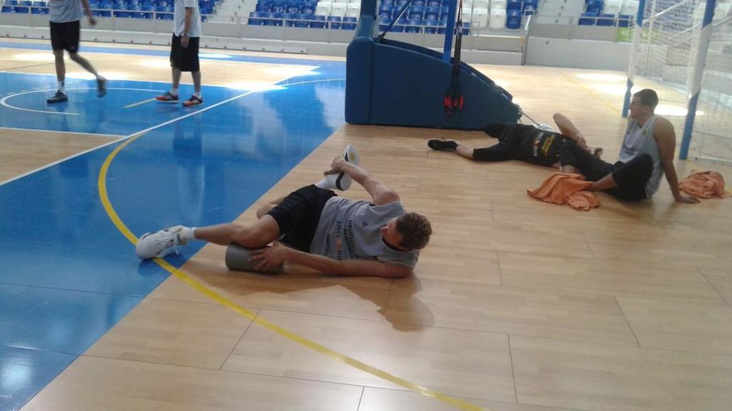 estiramientos durante un entrenamiento de baloncesto