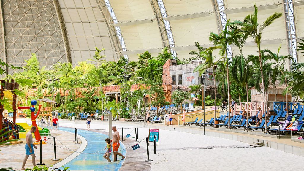 Interior del hangar de Tropical Islands.