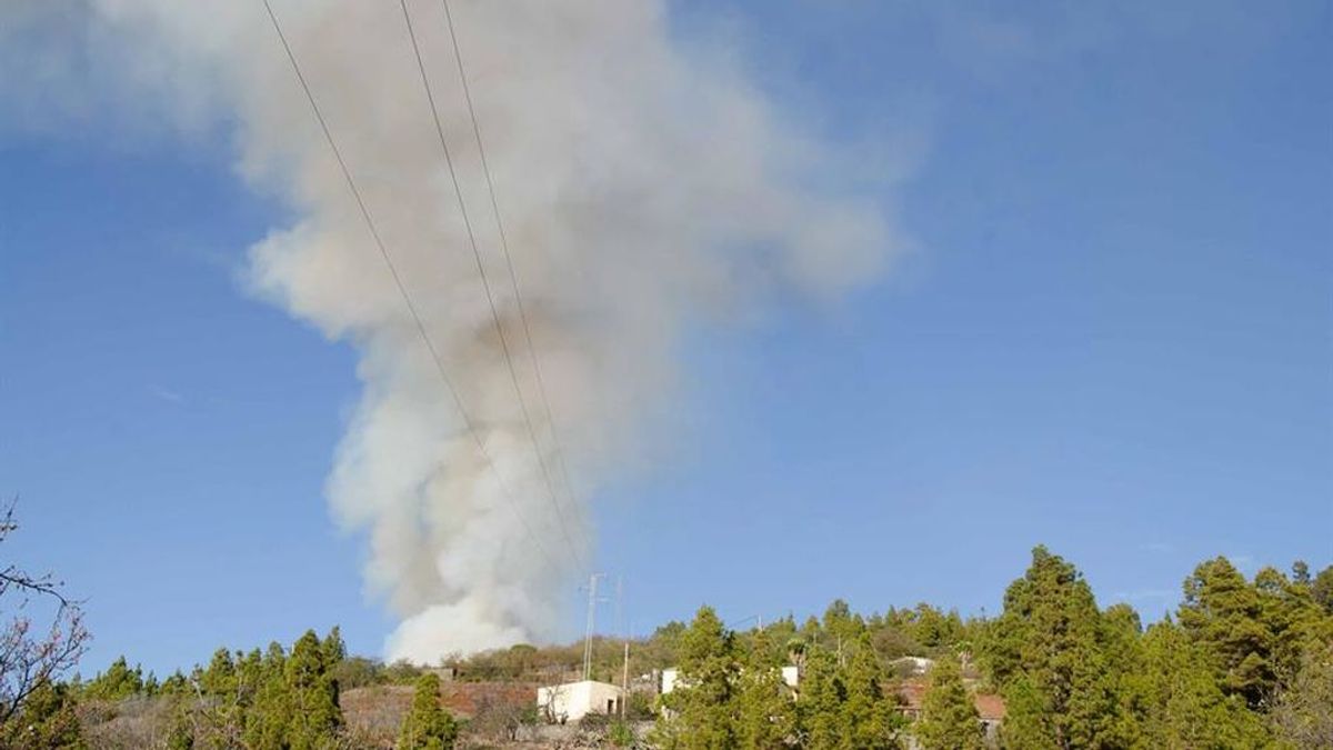 Desalojan a los vecinos de Garafía, Canarias, tras decretarse un incendio forestal
