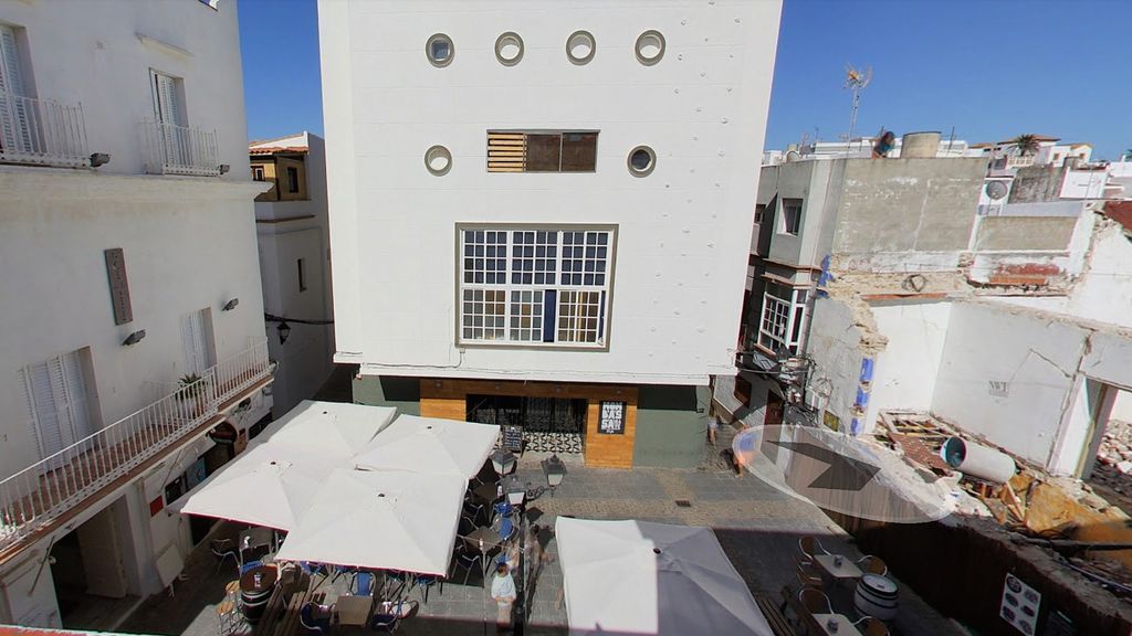 Lo poco que hemos aprendido: los irresponsables toman una plaza de Tarifa Lo poco que hemos aprendido: los irresponsables toman una plaza de Tarifa