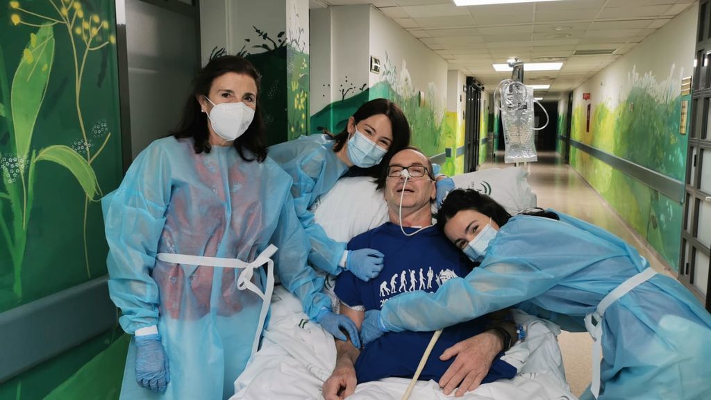 El paciente junto a su familia a la salida de la UCI