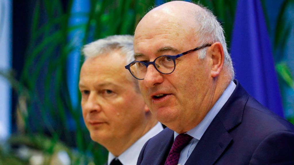Piden la dimisión del comisario europeo de Comercio por acudir a una cena multitudinaria Piden la dimisión del comisario europeo de Comercio por acudir a una cena multitudinaria