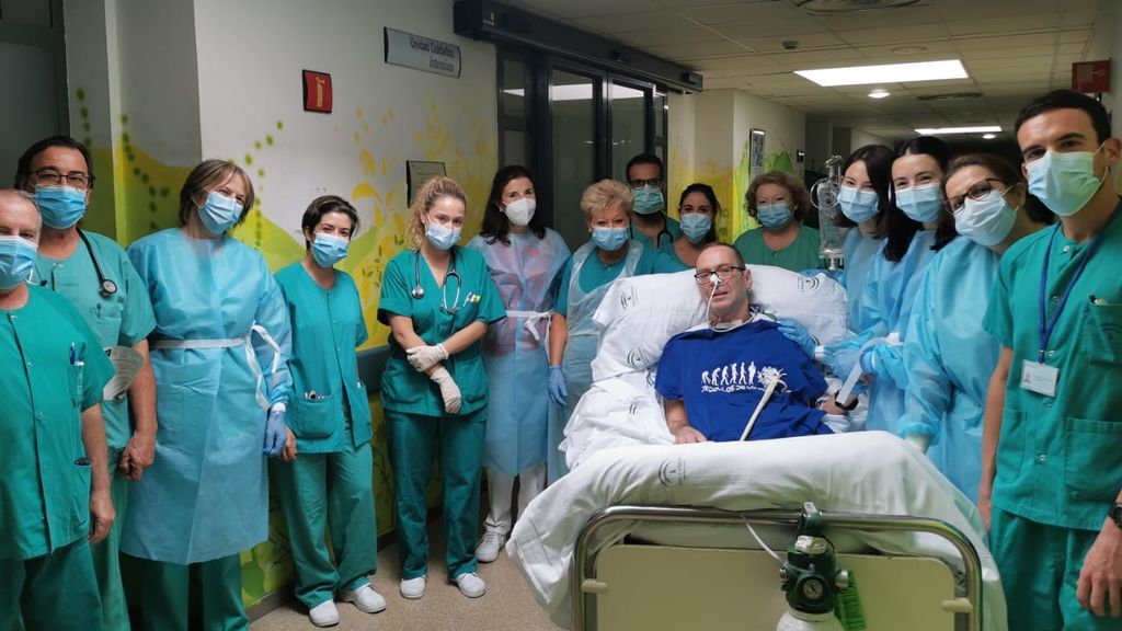 El paciente junto a profesionales de UCI y su familia