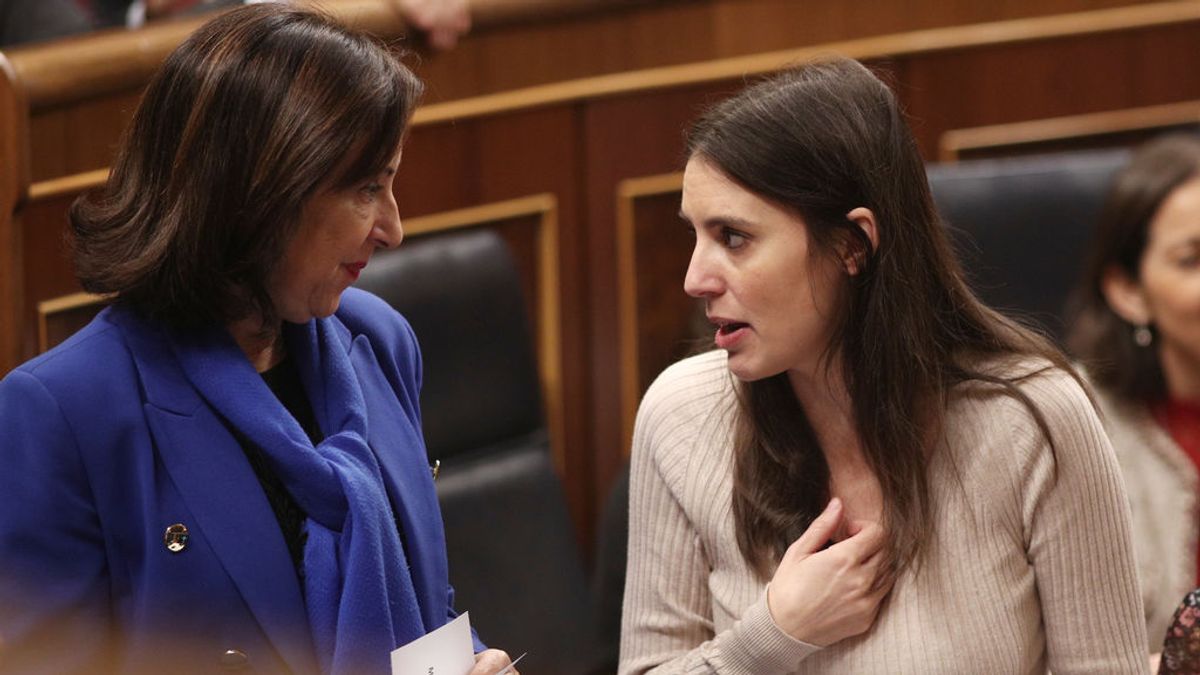 Irene Montero acusa a Margarita Robles de "blanquear el acoso" que sufre su familia Irene Montero acusa a Margarita Robles de "blanquear el acoso" que sufre su familia