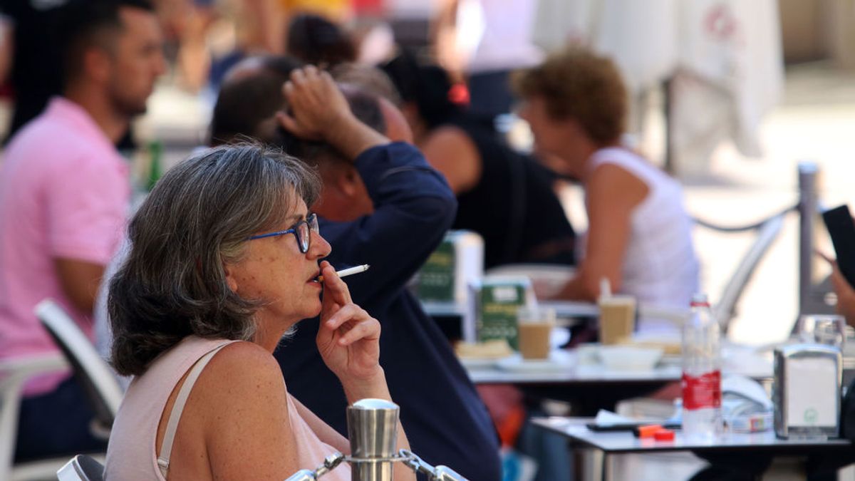 La Comunidad de Madrid pide al juez una aclaración a la anulación de la prohibición de fumar en la calle La Comunidad de Madrid pide al juez una aclaración a la anulación de la prohibición de fumar en la calle