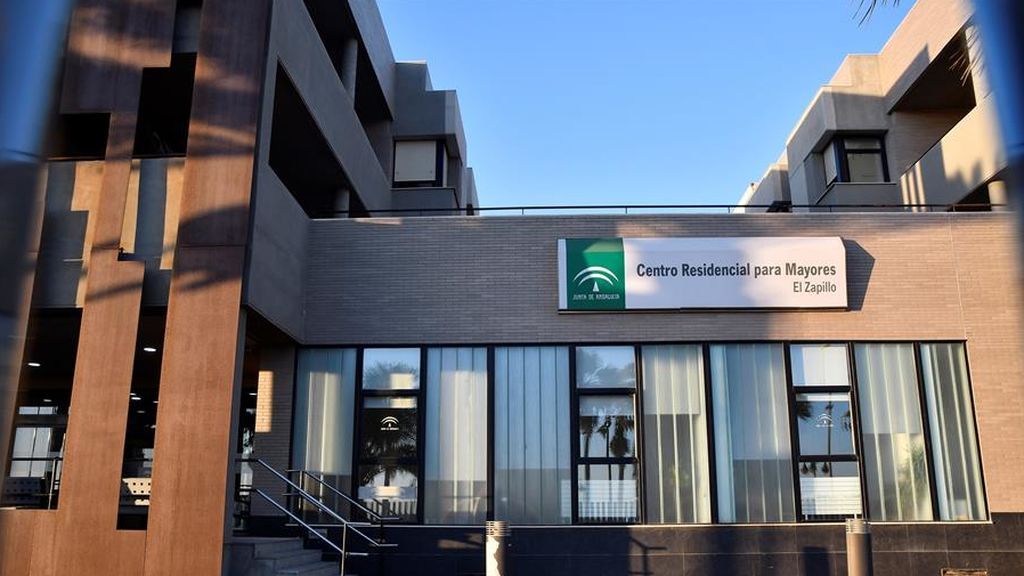 El Gobierno convoca el lunes a las CCAA para tratar los brotes en residencias de mayores El Gobierno convoca el lunes a las CCAA para tratar los brotes en residencias de mayores