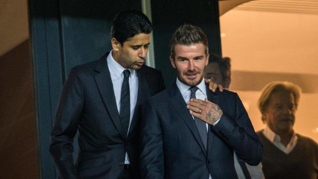 Al Khelaifi y David Beckham, charlando antes de un partido.