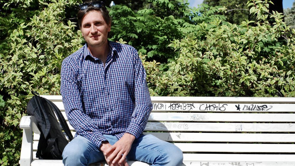 Daniel, sociólogo y experto en finanzas, se manifiesta en Berlín contra las medidas anti-COVID-19 Daniel, sociólogo y experto en finanzas, se manifiesta en Berlín contra las medidas anti-COVID-19