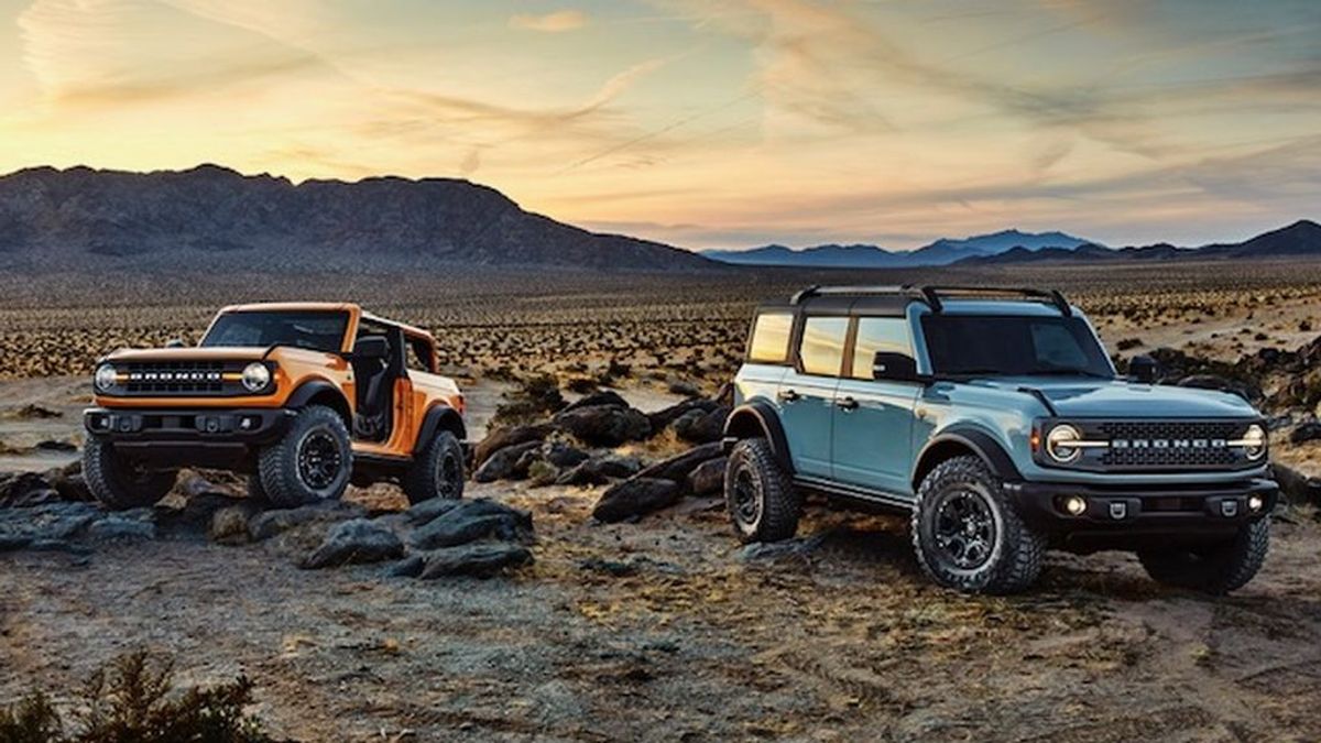 Ford Bronco en sus versiones de dos y cuatro puertas Ford Bronco en sus versiones de dos y cuatro puertas