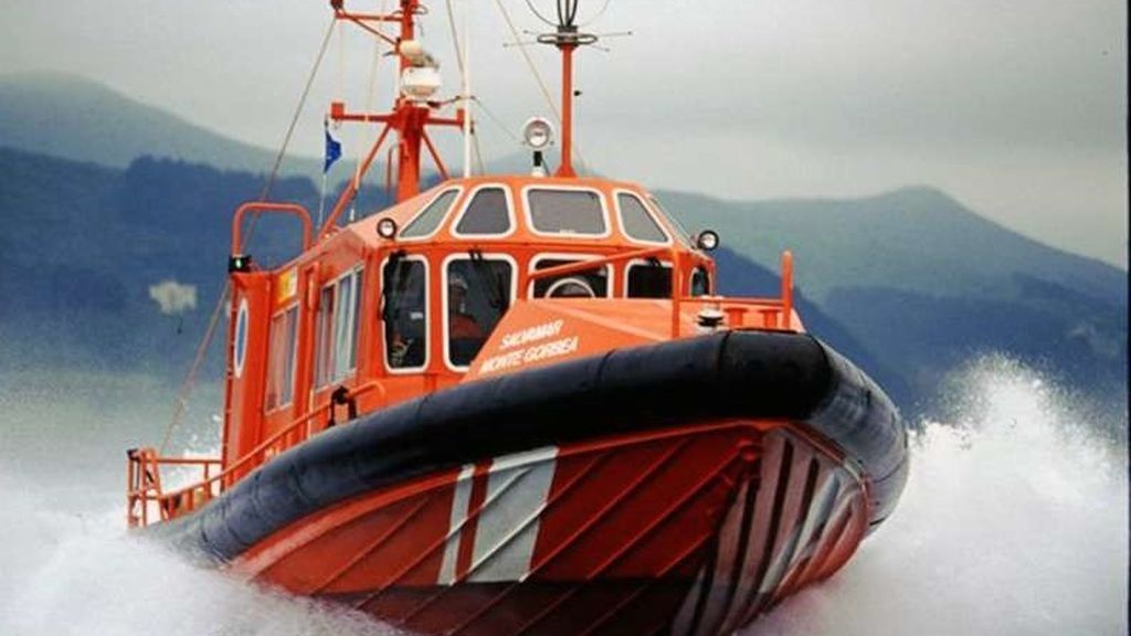 Recuperan 15 cadáveres del cayuco hallado a 80 millas de Gran Canaria Recuperan 15 cadáveres del cayuco hallado a 80 millas de Gran Canaria