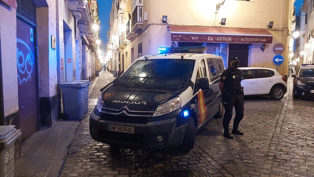 Patea la cabeza de una camarera en Cádiz por no dejarla fumar en la terraza Patea la cabeza de una camarera en Cádiz por no dejarla fumar en la terraza