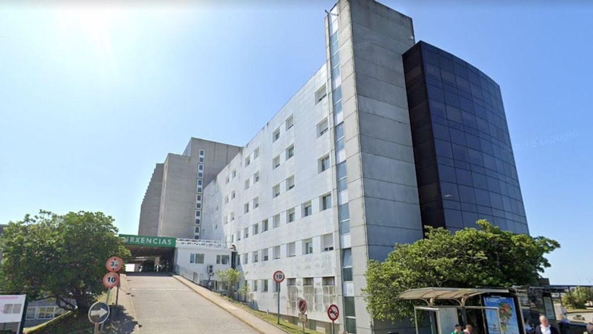 El positivo de un sanitario en el hospital de Ferrol obliga a aislar a 20 compañeros y bloquear 23 camas