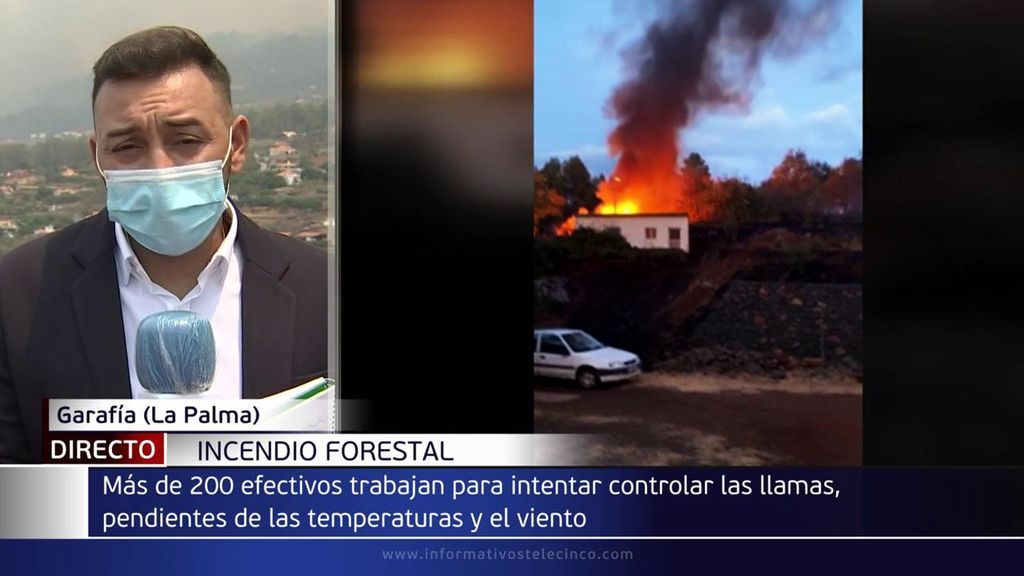 200 profesionales trabajan contra el incendio que arrasa Garafía, en La Palma