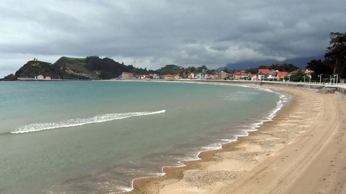Prohíben el baño en la playa de Ribadesella por altos niveles de toxicidad en el agua