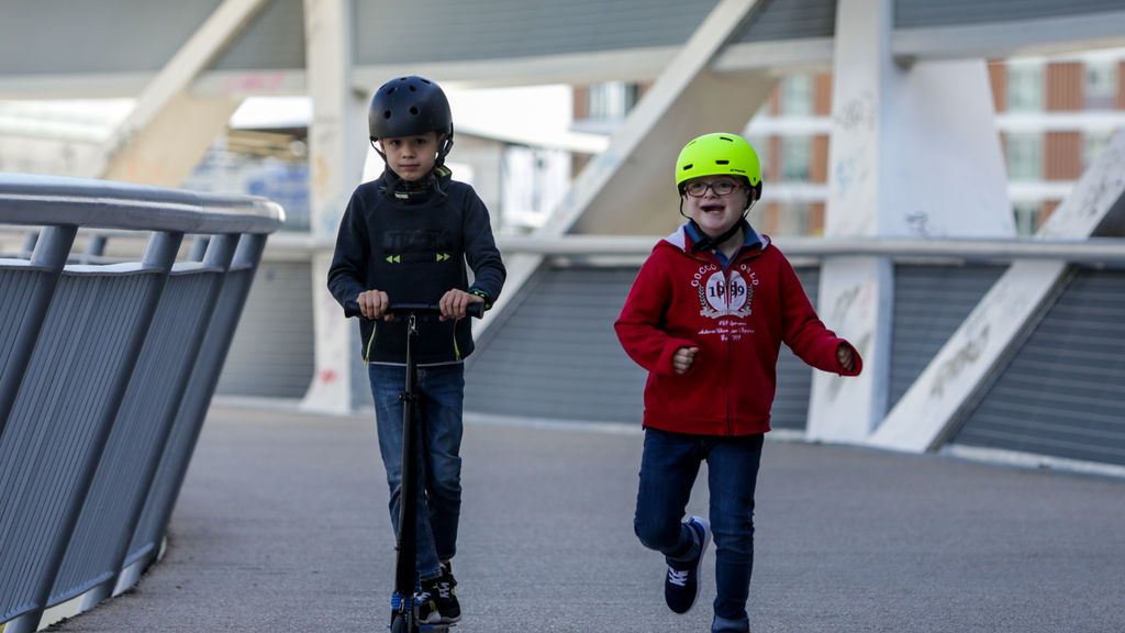 EuropaPress_3091306_santi_corre_junto_hermano_miguel_montado_patinete_franja_horaria_salida