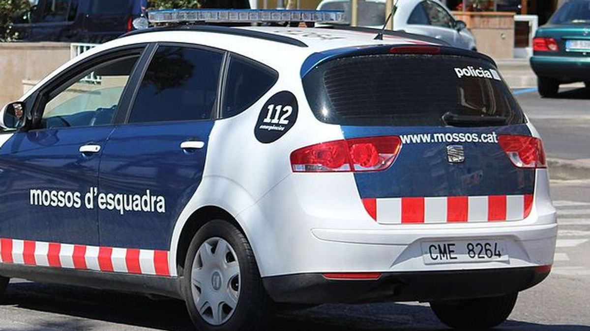 Mossos detiene una fiesta de cumpleaños con 58 personas sin mascarilla en Barcelona Mossos detiene una fiesta de cumpleaños con 58 personas sin mascarilla en Barcelona