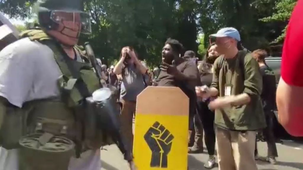 Violentos enfrentamientos entre manifestantes pro Trump y defensores del Black Lives Matter en Portland