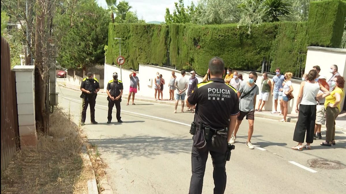 Los vecinos de Corberà de Llobregat (Barcelona) salen a la calle para frenar las okupaciones Los vecinos de Corberà de Llobregat (Barcelona) salen a la calle para frenar las okupaciones