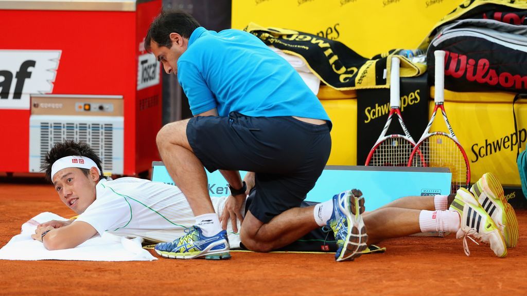 jugador de tenis siendo tratado de dolencias en la espalda
