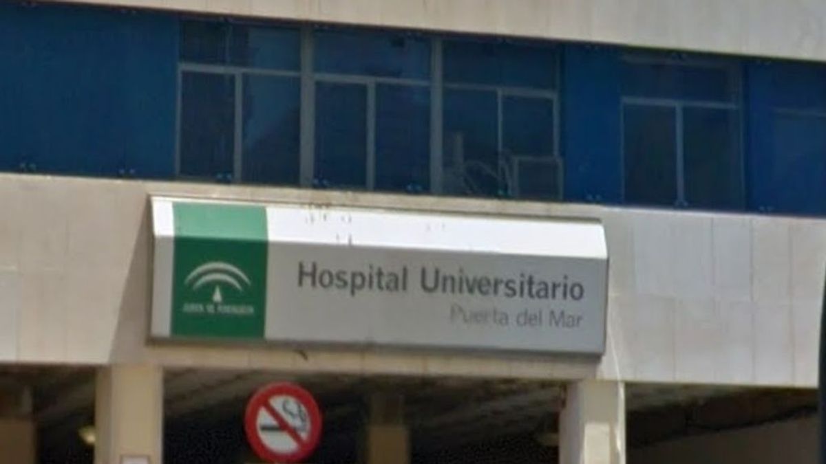 Patea la cabeza a una camarera por prohibirle fumar en la terraza, por las medidas del coronavirus, en Cádiz