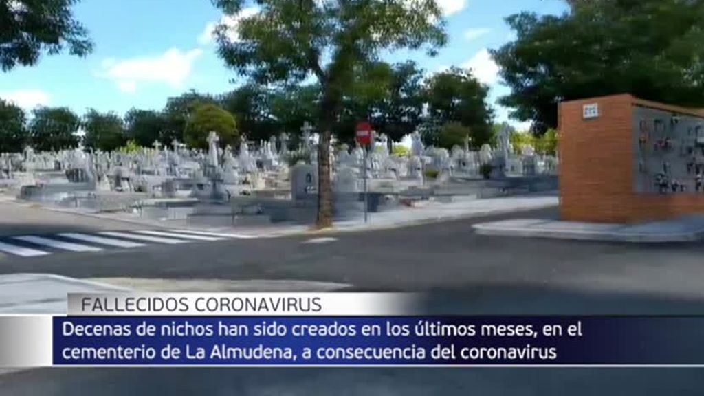 La estremecedora realidad del coronavirus en el cementerio de la Almudena: "Estos son nuestros abuelos"