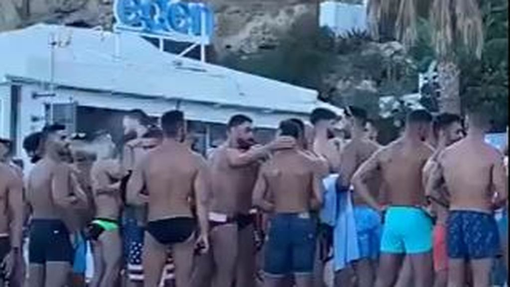 Centenares de personas agolpadas en un chiringuito de Torremoninos sin medidas anti Covid Centenares de personas agolpadas en un chiringuito de Torremoninos sin medidas anti Covid
