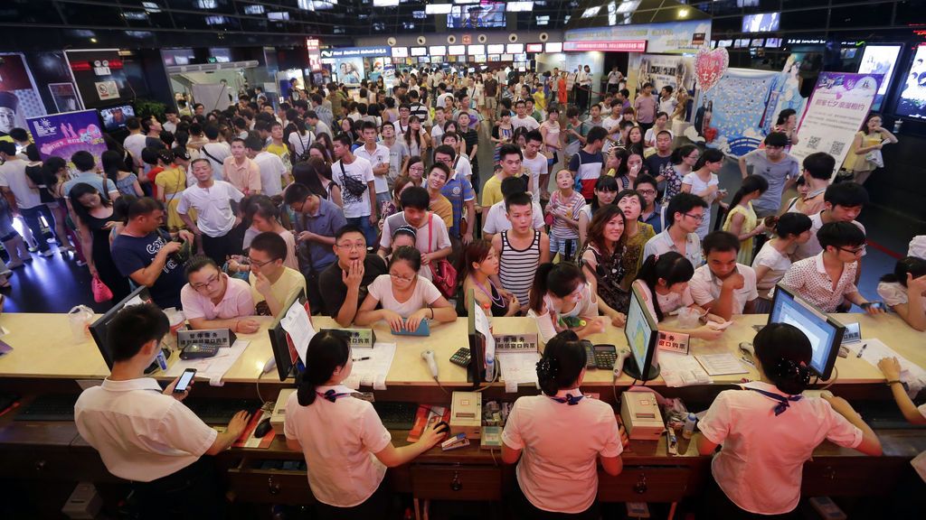 Una multitud espera su turno para comprar entradas en un cine de Wuhan