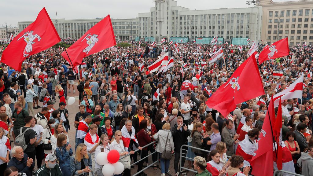 Decenas de miles de personas se manifiestan en Minsk