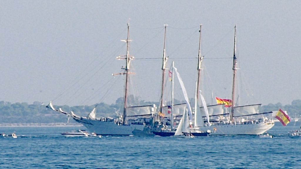 El Juan Sebastián de Elcano frente al Puerto de Santa María