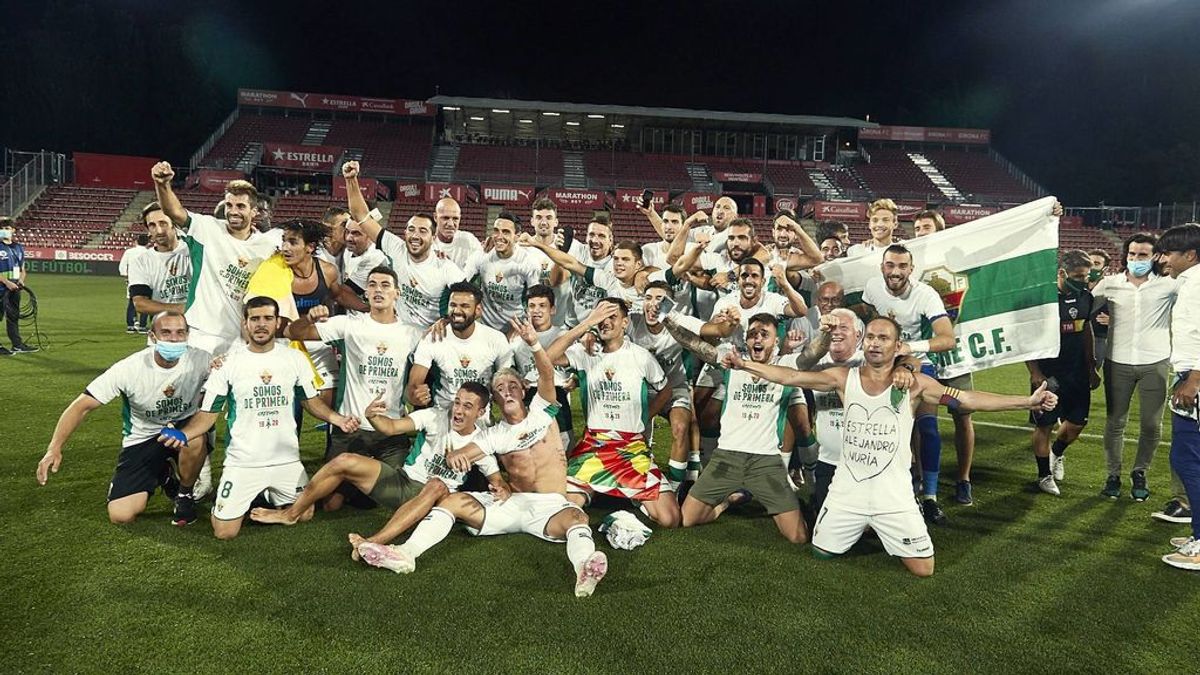 Los jugadores del Elche celebran el ascenso a Primera.