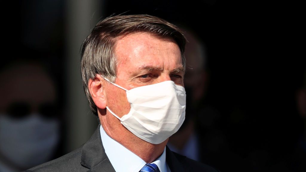 Bolsonaro llama "cabrón" a un periodista y le amenaza con "llenarle la boca de puñetazos" Bolsonaro llama "cabrón" a un periodista y le amenaza con "llenarle la boca de puñetazos"