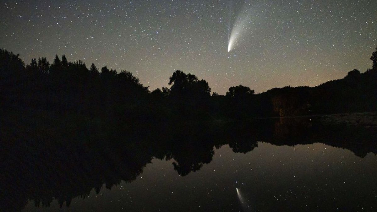 EuropaPress_3241960_18_july_2020_us_elkton_the_comet_neowise_or_c-2020_f3_is_reflected_on_the