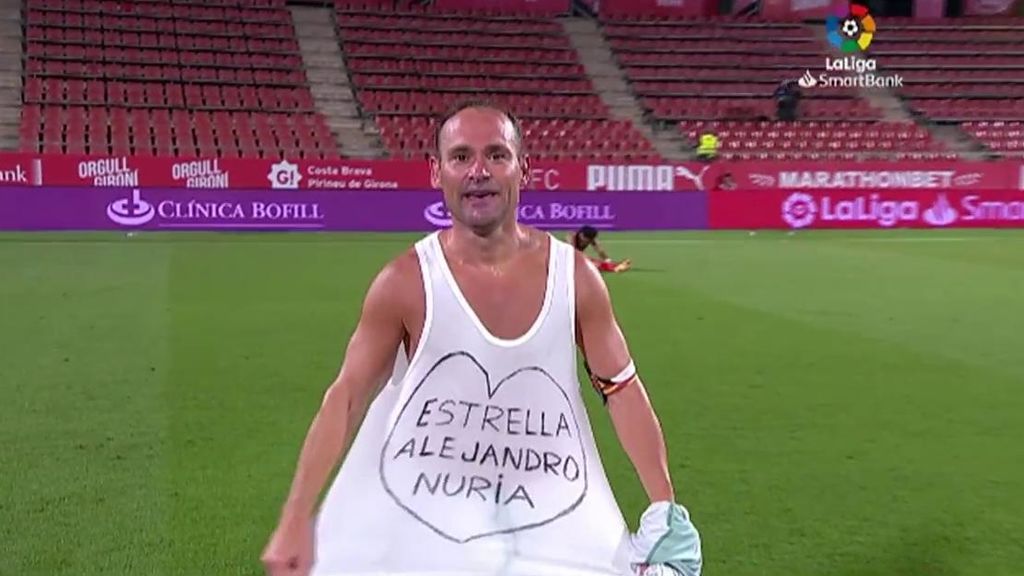 Nino celebra el ascenso del Elche.