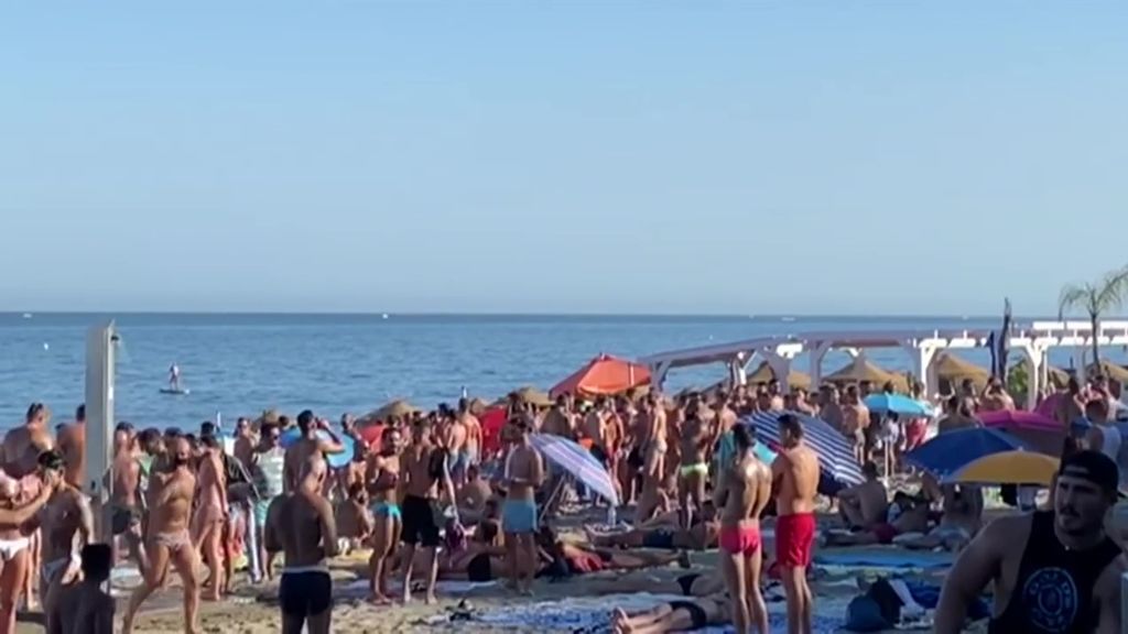 Investigan una aglomeración de jóvenes en una playa de Torremolinos