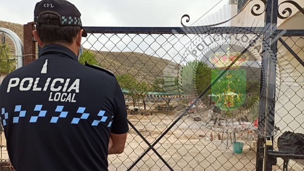 Desalojada una fiesta en Albacete con más de 200 personas haciendo botellón, sin mascarilla y consumiendo drogas Desalojada una fiesta en Albacete con más de 200 personas haciendo botellón, sin mascarilla y consumiendo drogas