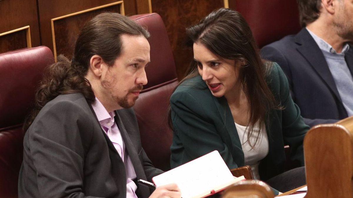Irene Montero posa y pasa revista a su vida con Iglesias: "No solemos salir. Preferimos la intimidad de casa" Irene Montero posa y pasa revista a su vida con Iglesias: "No solemos salir. Preferimos la intimidad de casa"