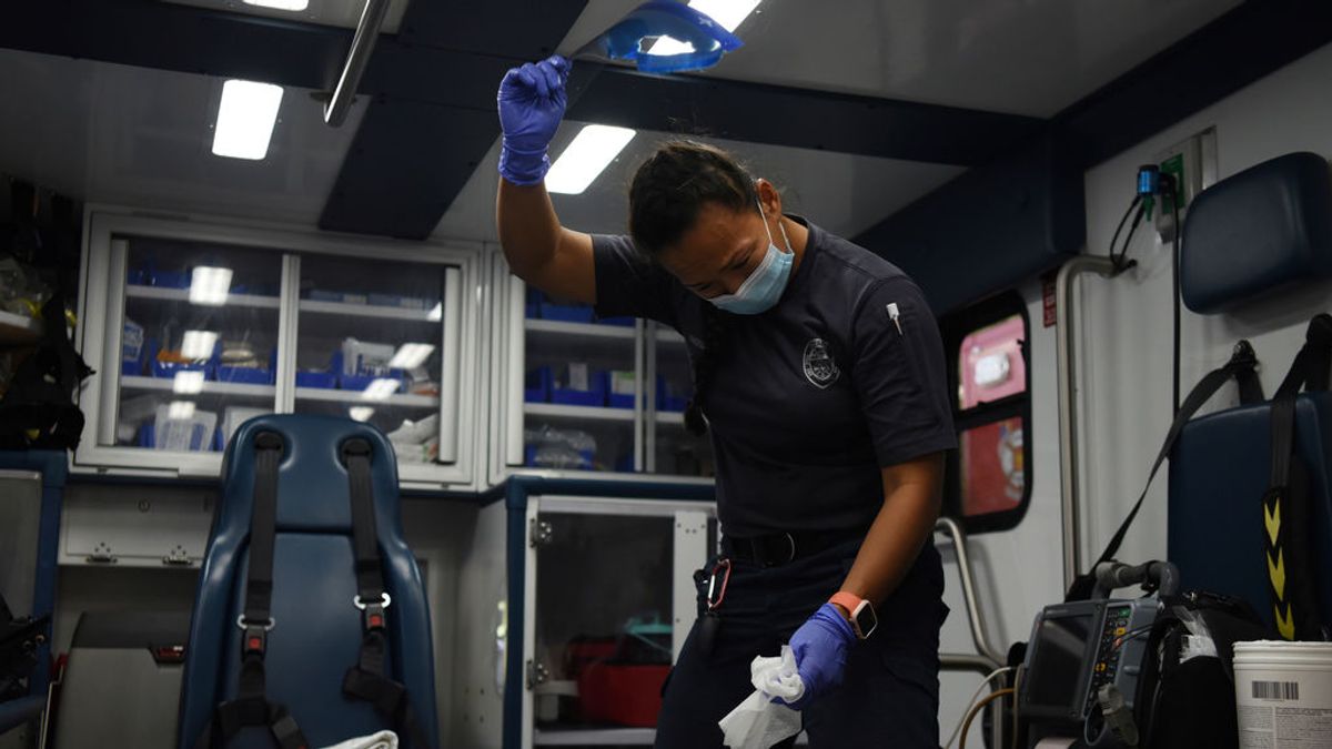 Un trabajador desinfecta una ambulancia en Houston