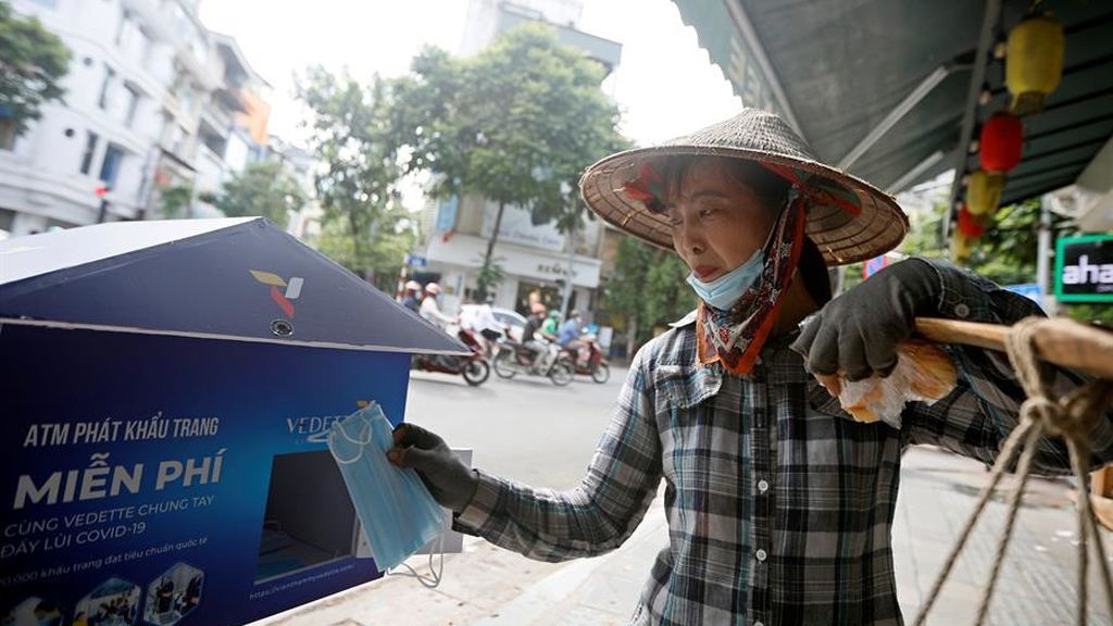 Hanoi, dispensadores de mascarillas gratis