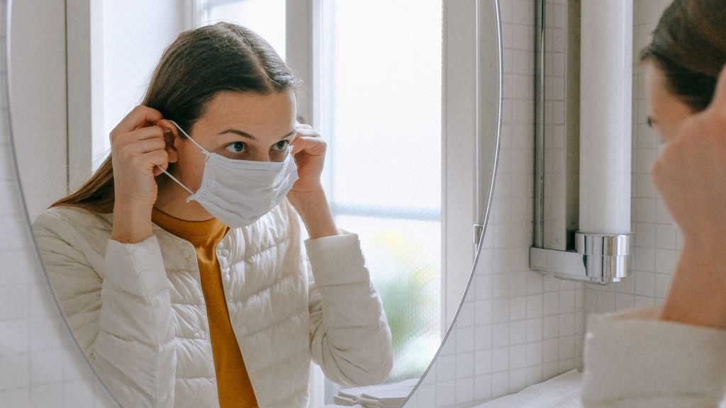 Con una sencilla prueba se puede comprobar la eficacia de una mascarilla: solo se necesita un mechero