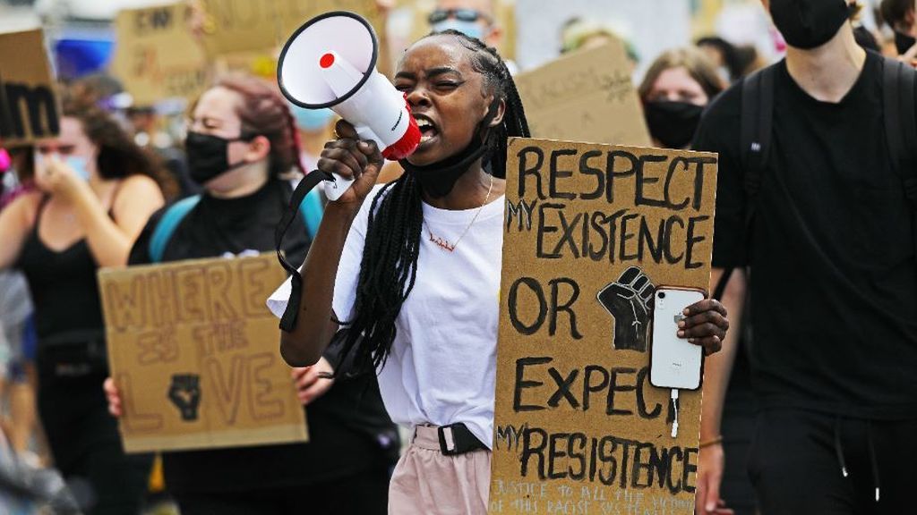 Vuelven las protestas a Estados Unidos después de que un policía disparara siete veces a un joven afroamericano Vuelven las protestas a Estados Unidos después de que un policía disparara siete veces a un joven afroamericano