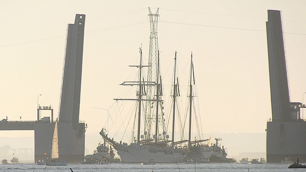 El Juan Sebastián de Elcano atravesando el puente Carranza