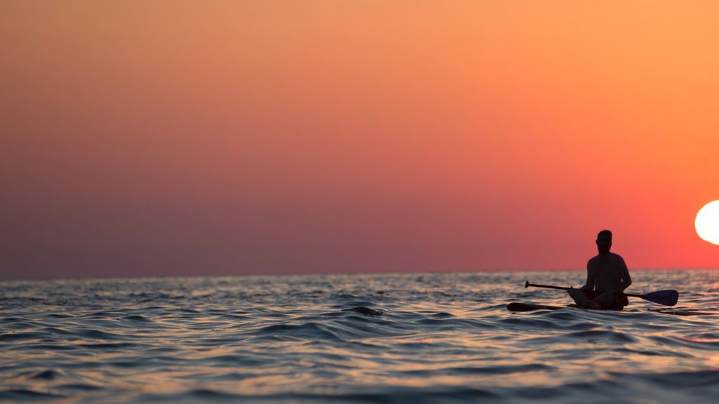 La insólita historia del hombre que cayó de un crucero y pasó 3 días sobre una tabla de surf La insólita historia del hombre que cayó de un crucero y pasó 3 días sobre una tabla de surf