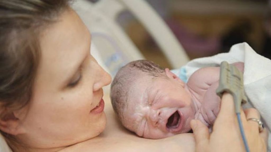 Lo más probable es que, si el bebé viene de nalgas y no cambia su posición, nazca por cesárea.