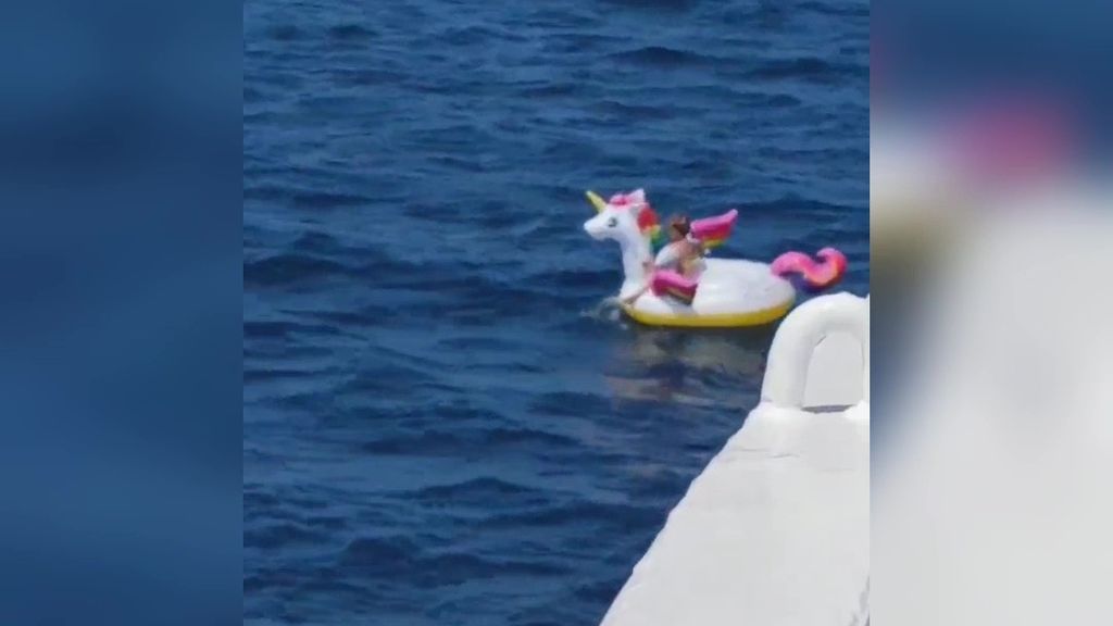 Rescatan en alta mar a una niña en su flotador de unicornio