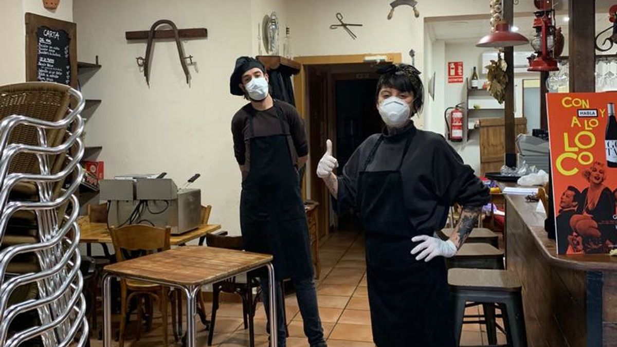 Javier, dueño del restaurante, junto a una empleada. Javier, dueño del restaurante, junto a una empleada.