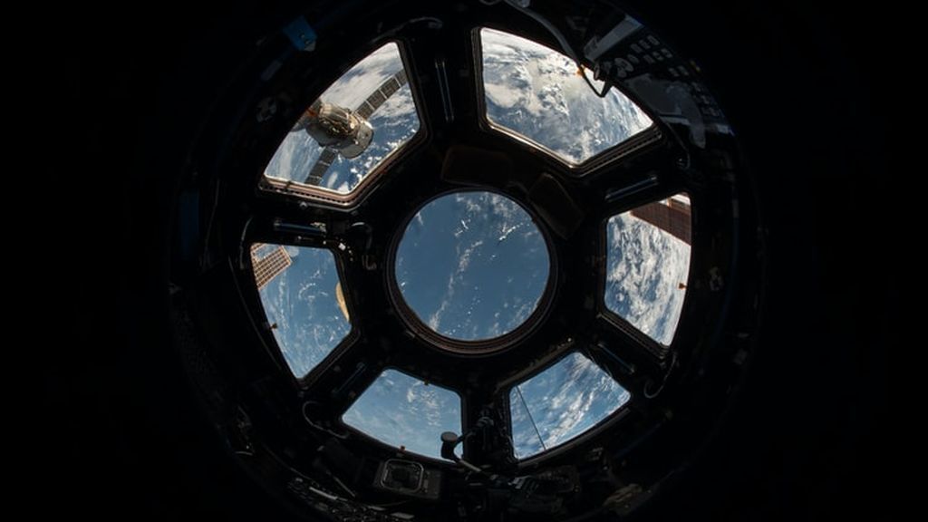 photo-1446776877081-d282a0f896e2