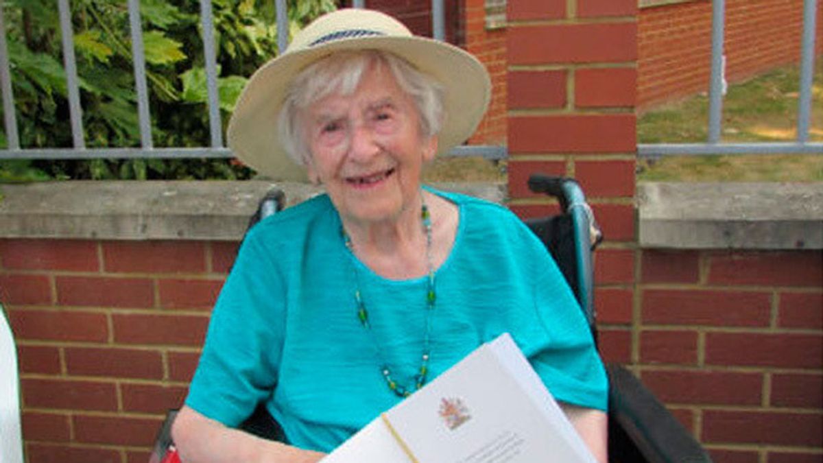 Angela Hutor, la británica de 107 años que ha sobrevivido a dos guerras mundiales, la gripe y la COVID-19