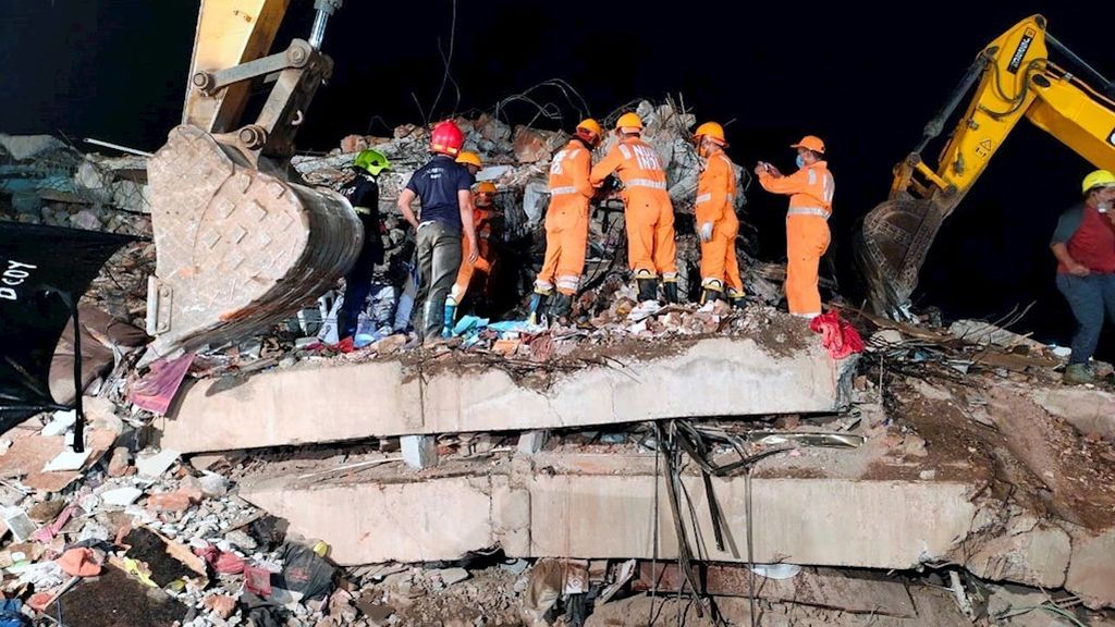 Un muerto y decenas de desaparecidos tras el derrumbe de un edifico de apartamentos en la India