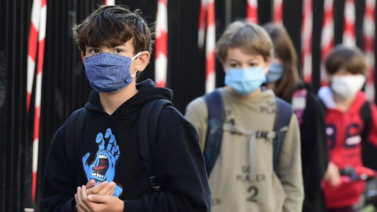 Los médicos aconsejan control de temperatura, distancia y mascarillas para una vuelta al cole segura Los médicos aconsejan control de temperatura, distancia y mascarillas para una vuelta al cole segura