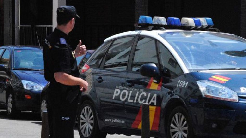 La Policía libera a un niño de 3 años atrapado por la cabeza en los barrotes de la escalera de su casa La Policía libera a un niño de 3 años atrapado por la cabeza en los barrotes de la escalera de su casa